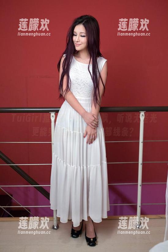 TuiGirl推女郎 - 短裙飘飘，听说无圣光更能突显梁棋棋的腿部线条？