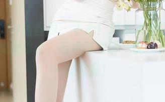 XIAOYU语画界 - 小心！冯木木的白衬衫与红皮裙组合，有点辣眼睛，快“下载”一探究竟！