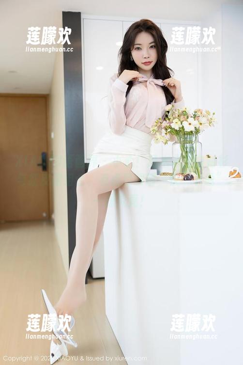 XIAOYU语画界-冯木木 XIAOYU语画界 - 小心!冯木木的白衬衫与红皮裙组合,有点辣眼睛,快“下载”一探究竟!