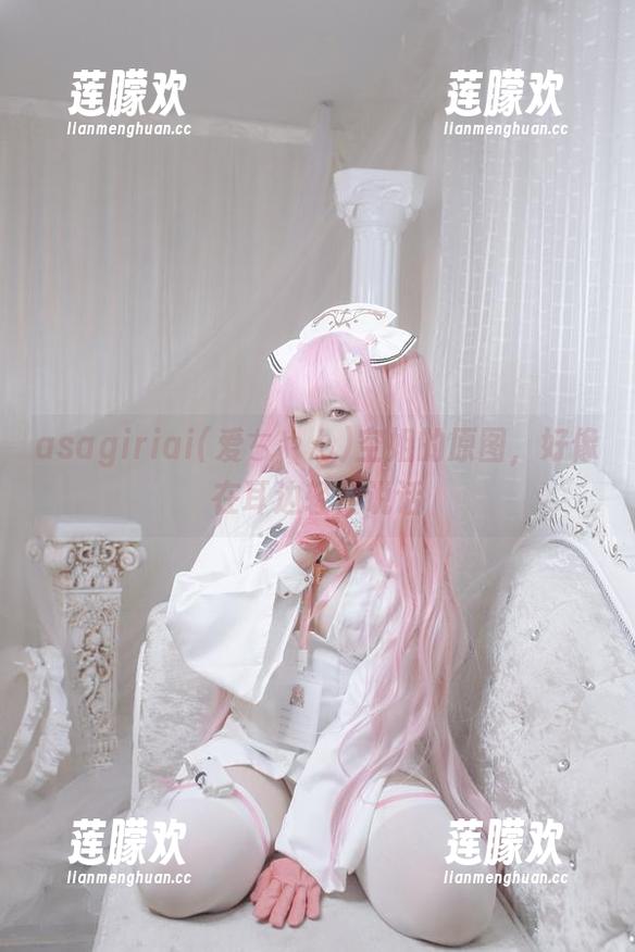 asagiriai(爱ちゃん)空姐的原图，好像在耳边轻声说话