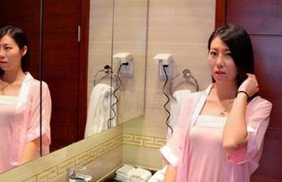 pans - 最新！雯雯写真：白裙大翻转，你敢相信这衣服也能成为飞行员？