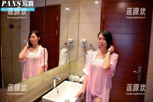 pans - 最新！雯雯写真：白裙大翻转，你敢相信这衣服也能成为飞行员？