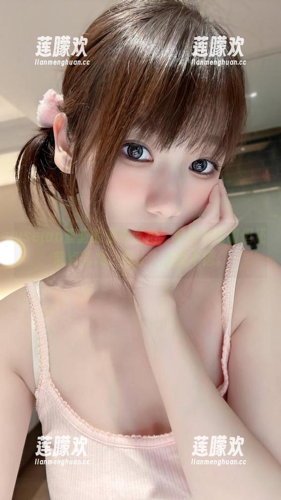 usejan蓝蓝的清纯私拍，糖果般的甜但还带点儿咸，真让人捉摸不透。