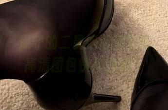 微密圈 - 保守的二舅妈泳池隐秘，我们的高清图包快来围观！