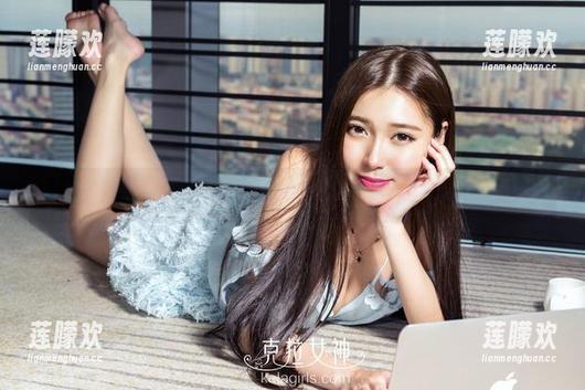 克拉女神 - 薇薇的办公室写真：对于职场美，我们永远不嫌多。