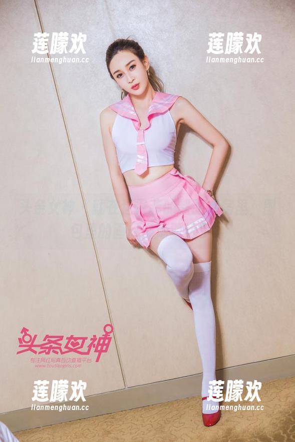 头条女神 - 就在这尹菲的制服私房里，图包里的画风渐渐飘远了。