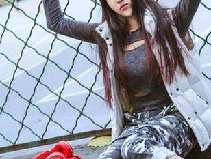 头条女神 - 秦若兮泳衣全套，原图够大胆，你敢玩吗？
