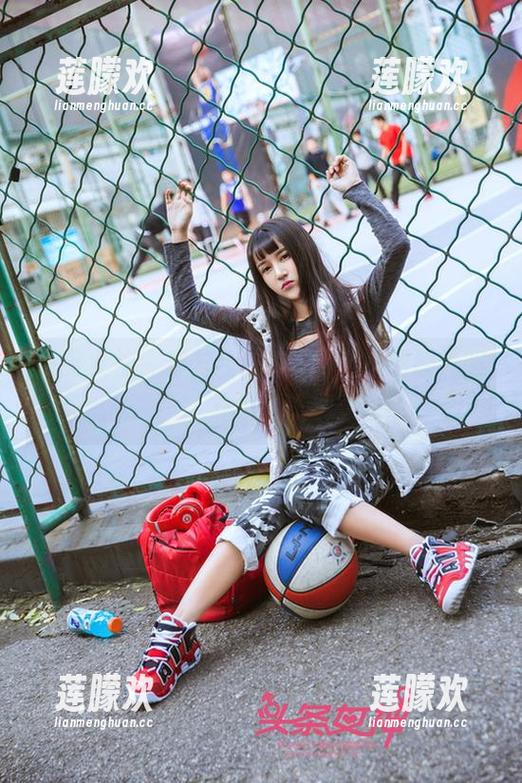 头条女神 - 秦若兮泳衣全套，原图够大胆，你敢玩吗？