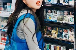 在高清图中，孙乐乐(손예은)把夏天玩得像一出戏