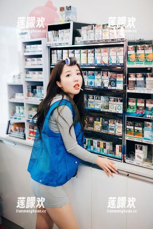 在高清图中，孙乐乐(손예은)把夏天玩得像一出戏