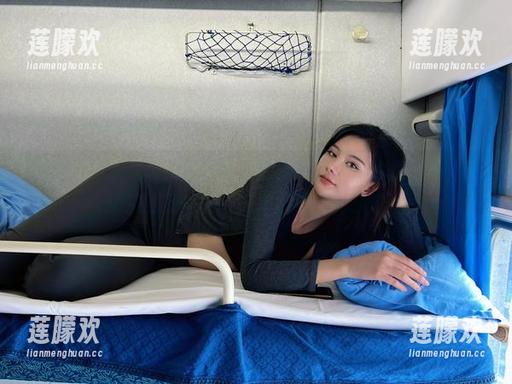 就是阿朱啊 微密圈 - 就是阿朱啊的纯白原图:在这简约造型中,我捕捉到了她对“简单是美”的执着。