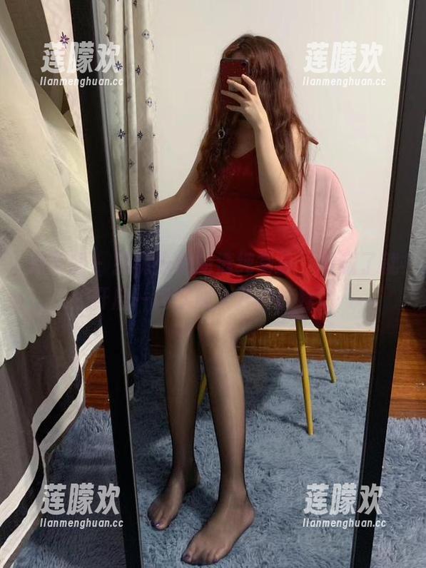 微密圈 - 提袜少女的清纯写真，下载了就开启一场脑洞大开的旅程。