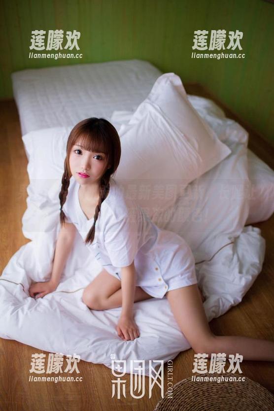 果团网-周妍希 果团网 - 周妍希的最新美图更新,长腿让我想到了那罐果冻的颜色!