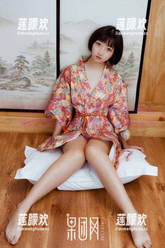 “百变天使”在“果团网”秀着各种姿态，原图如同速食快餐，照片分分钟让你想来一口！