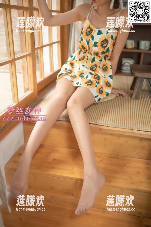 梦丝女神 - 莹仙女在教室里的调皮瞬间，图片直逼反转剧！