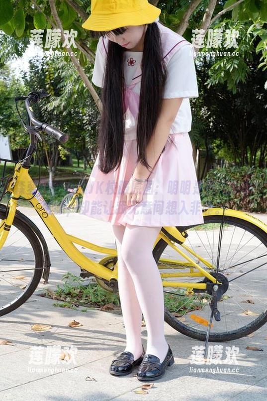 森萝财团 森萝财团拍的JK校服原图:明明是普通的学生服,却能让我无意间想入非非。