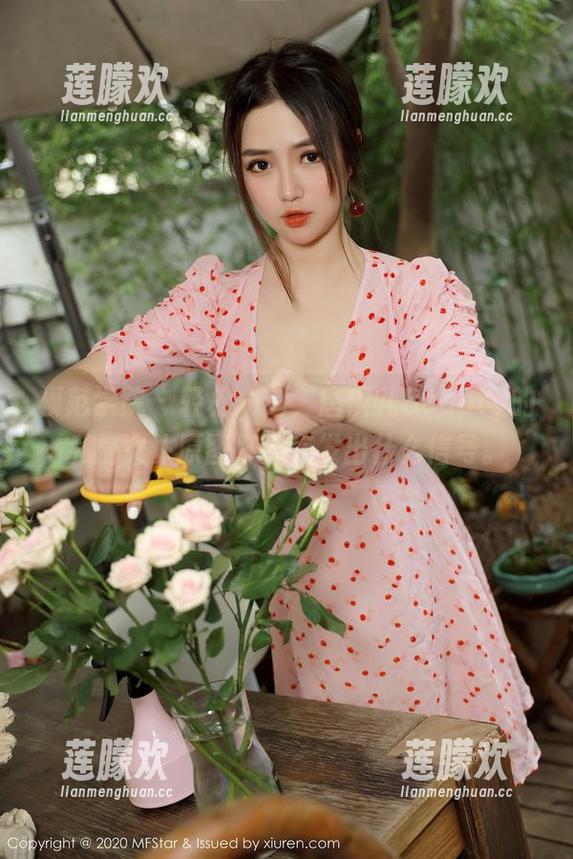 模范学院-唐琪儿Beauty 模范学院 - 轻松一刻,唐琪儿Beauty的私房女仆原图好像在发出什么信号。