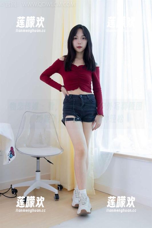 物恋传媒-案例猫耳 物恋传媒 - 看,案例猫耳的户外写真原图,捕捉了风吹草动的那种轻松