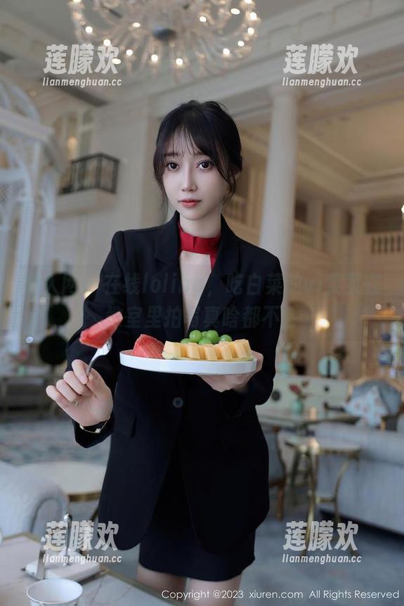 秀人网 - 在线loling，吃白菜的vi菜菜在教室里拍写真啥都不会