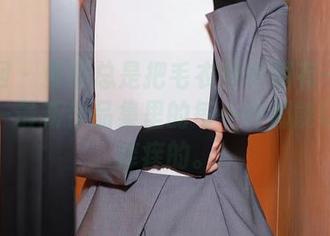 秀人网 - 曼柔总是把毛衣穿得别有一番滋味——最新作品集里的每一件都能让人心痒痒的。