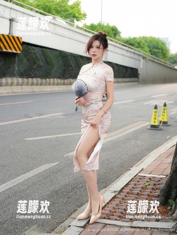 秀人网 - 果儿celia最新夏日原图：被风吹得像个可爱的小疯狂！