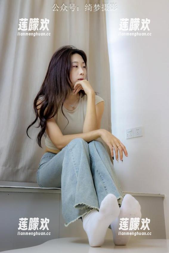 绮梦摄影 - 聚焦章章女友的写真图集，你能找到看似一脸“无辜”的她吗？