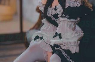NightLiLy：落落Raku的cos合集，神待少女的剧情看得我咋舌…