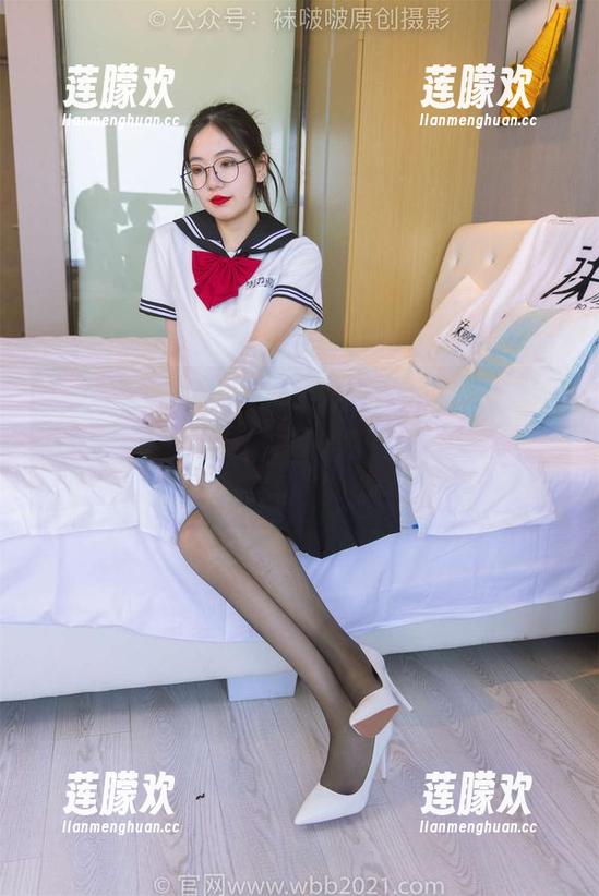 袜啵啵-周周 袜啵啵 - 周周白棉袜的惬意与随性,真想给她颁个“最自然穿法奖”!妥妥的免费美图套餐来一波!