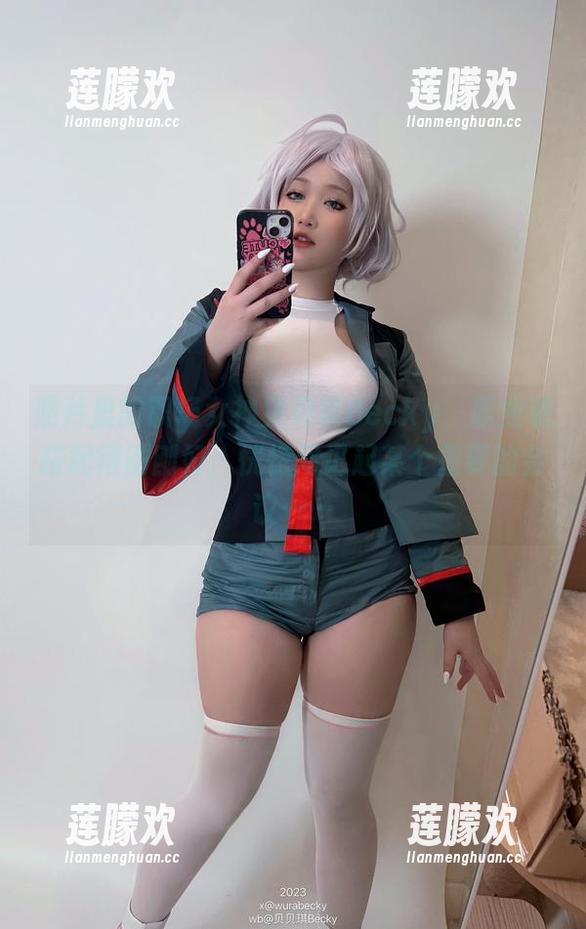 贝贝琪Becky 照片里的职场女神贝贝琪Becky,职业装搭配得刚刚好,恍惚间记起某个重要的会议……