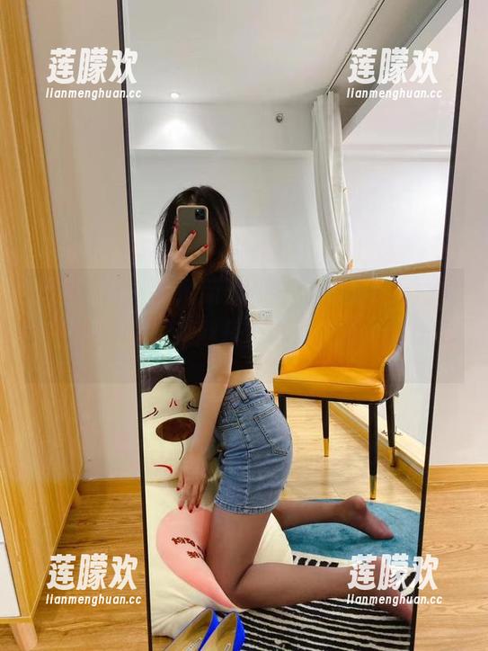 微密圈 - 一组最新照片里，软妹小九九在户外搞事情，黑丝搭配草地，蛮有意思的。