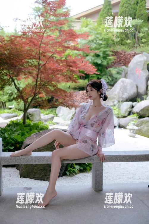 高清视频中的雯妹不讲道理，cos角色好神奇，让人忍不住想多看几遍。