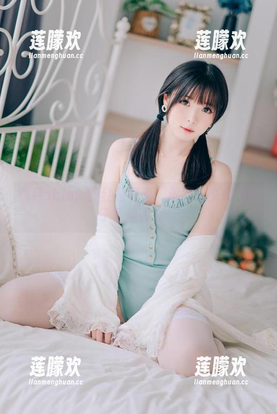 霜月shimo的红裙写真：看完资源想为裙子写篇论文！