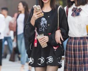 魔镜街拍 - 白色连衣裙，楼楼的选择。就像我把目光锁定了，可脑子里在想别的事。