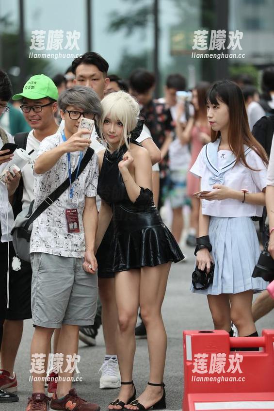 魔镜街拍 - 玲玲的独挑大梁——街拍车展，高清图库敢不敢看？