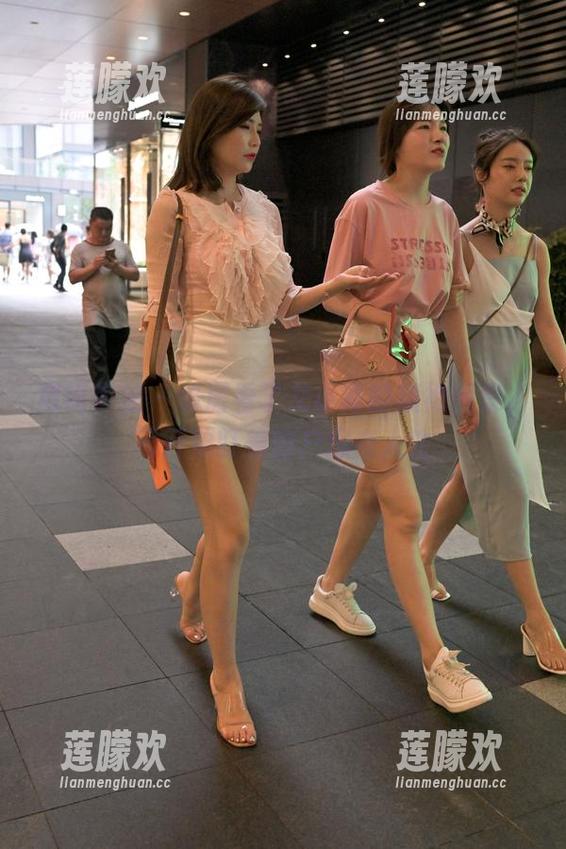 魔镜街拍 - 邻居看了艾小青的旗袍图集，已开始盯着窗户思考人生