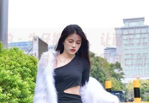 魔镜街拍 - 牛仔裤写真，让萌宝儿教你如何在街边漫步时不小心踩到自己的影子！