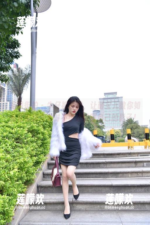 魔镜街拍 - 牛仔裤写真，让萌宝儿教你如何在街边漫步时不小心踩到自己的影子！