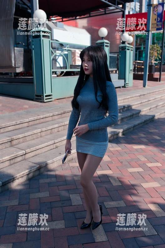 魔镜街拍出动，捉到这张天桥上的美女作品，我很想问：深夜抢镜？