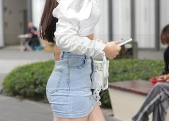 魔镜街拍：紧致美臀少妇的高清摄影合集，嘘……你会发现意想不到的细节哦！