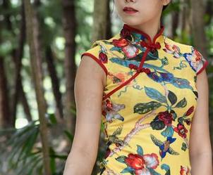 魔镜街拍热推：紫色紧身连衣裙精选，又来挑战你的审美底线